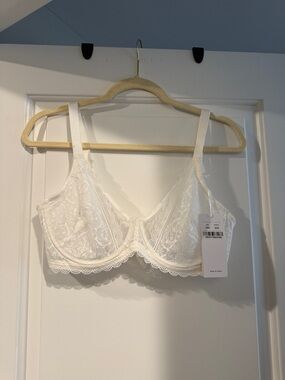 White Lace Underwire Bra with Scalloped Edge